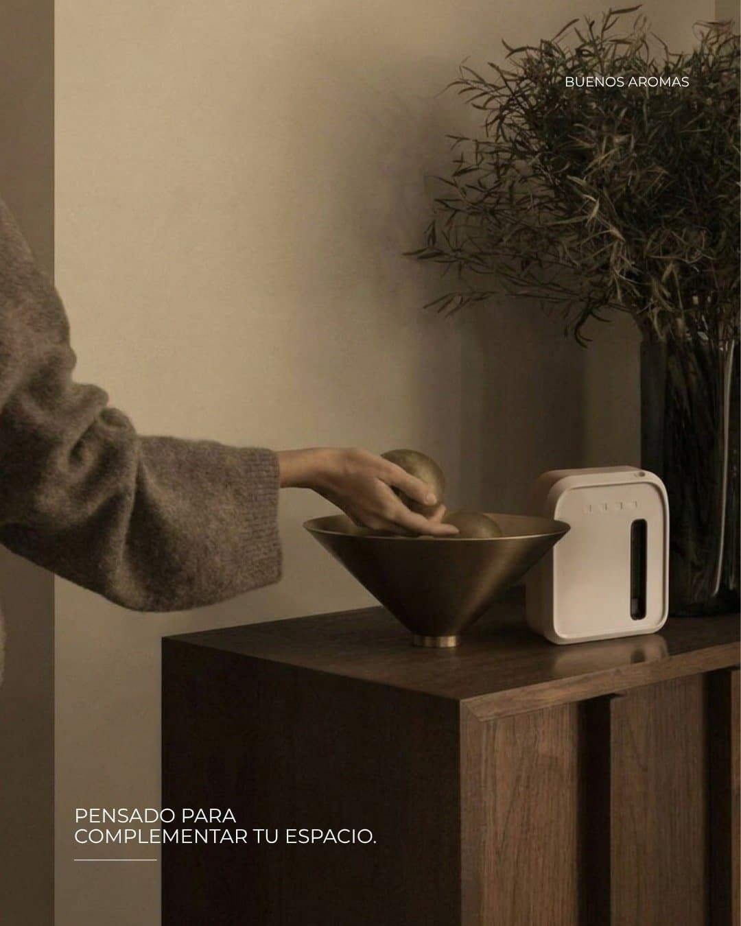 Equipo grande sobre un mueble de madera